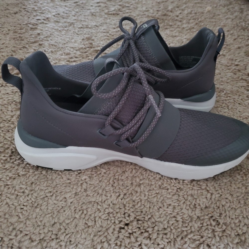 Size 9 Zuma Studio Sneaker III by Fabletics